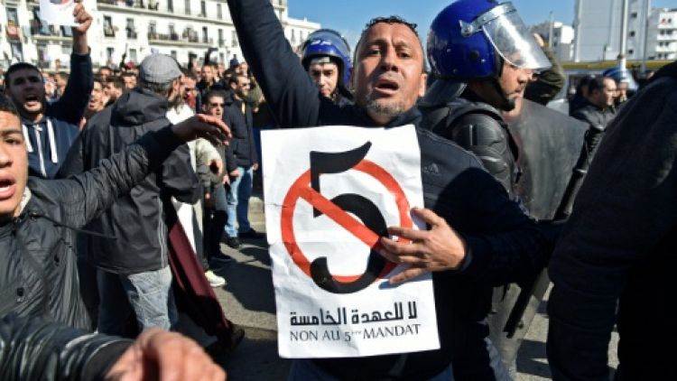 Des centaines de manifestants à Alger contre un 5e mandat de Bouteflika 