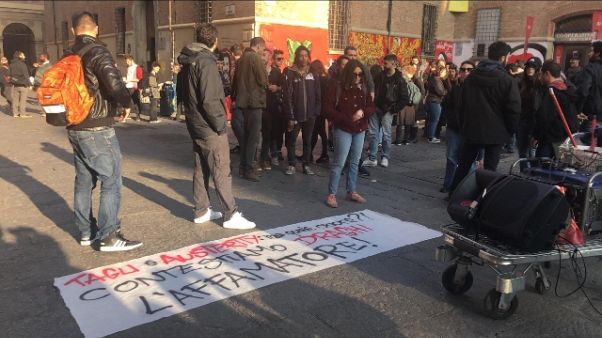 Laurea a Draghi, collettivi in corteo Laurea a Draghi, collettivi in corteo
