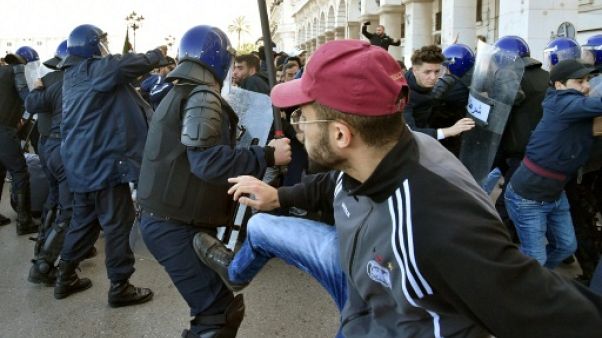 Algérie: manifestations émaillées de heurts contre un 5e mandat de Bouteflika Algérie: manifestations émaillées de heurts contre un 5e mandat de Bouteflika