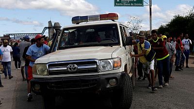 قوات فنزويلا تقتل امرأة في أول حادث قتل مرتبط بإدخال المساعدات