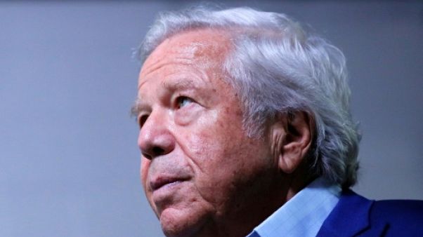 Le propriétaire de l'équipe de football américain des Patriots inculpé après avoir sollicité une prostituée Le propriétaire de l'équipe de football américain des Patriots inculpé après avoir sollicité une prostituée