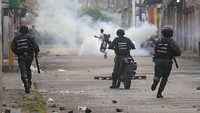 شاهد: قوات في فنزويلا تطلق الغاز المسيل للدموع نحو أشخاص حاولوا العبور لكولومبيا