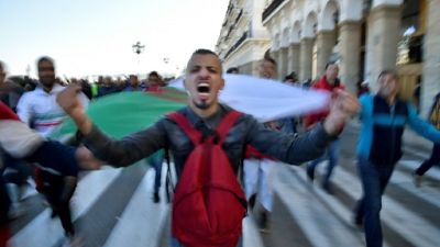 Algérie: la mobilisation contre Bouteflika change la donne à 2 mois de la présidentielle