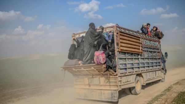 Des femmes évacuées de l'ultime réduit de l'EI en Syrie vantent le "califat" Des femmes évacuées de l'ultime réduit de l'EI en Syrie vantent le "califat"