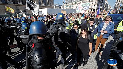 آلاف ينظمون مسيرات في فرنسا مع استمرار احتجاجات "السترات الصفراء"