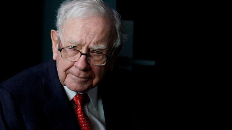 In a shift, Buffett says focus on Berkshire's stock price