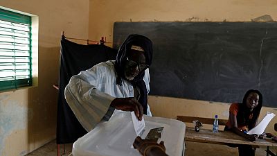 إغلاق الصناديق في انتخابات الرئاسة في السنغال وتوقع فوز الرئيس