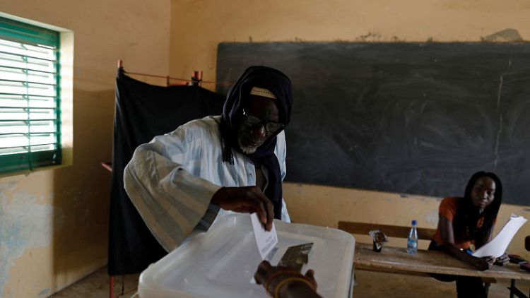 إغلاق الصناديق في انتخابات الرئاسة في السنغال وتوقع فوز الرئيس
