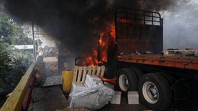 عودة شاحنتين إلى المخازن في كولومبيا بعد فشل محاولات إدخال مساعدات لفنزويلا
