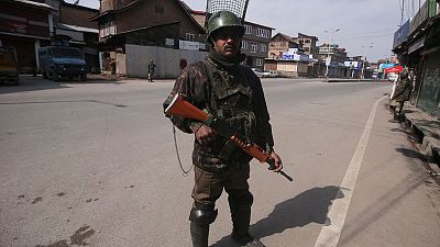 الهند تكثف حملتها في كشمير ومقتل خمسة في معركة مع متشددين