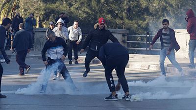 الشرطة الجزائرية تطلق الغاز المسيل للدموع لتفريق محتجين الشرطة الجزائرية تطلق الغاز المسيل للدموع لتفريق محتجين