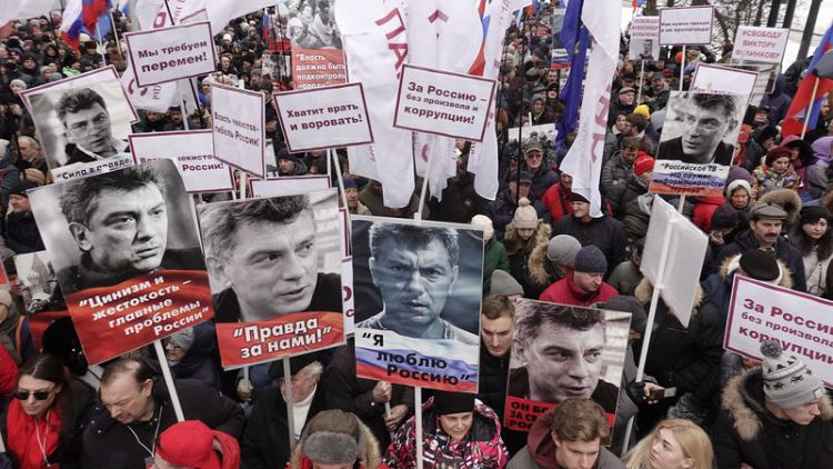 آلاف الروس يحيون ذكرى زعيم المعارضة المقتول نيمتسوف