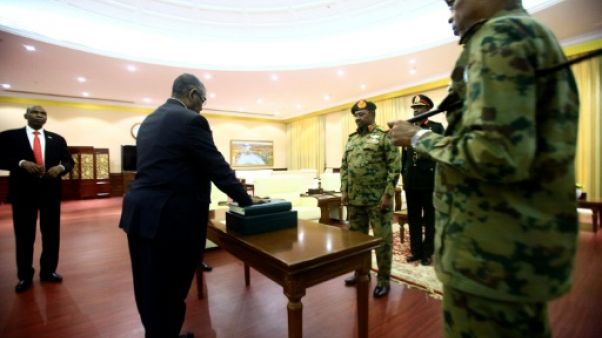 Soudan: le nouveau Premier ministre prête serment, nouvelles manifestations Soudan: le nouveau Premier ministre prête serment, nouvelles manifestations