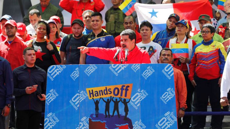 رئيس فنزويلا يواجه "حصارا دبلوماسيا" بعد منع دخول المساعدات
