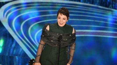 Déjà deux fois reine, la Britannique Olivia Colman couronnée par Hollywood