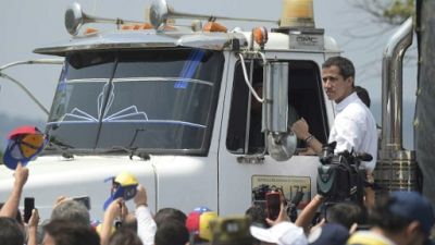 Venezuela: à la frontière, ses partisans appellent Guaido à résister