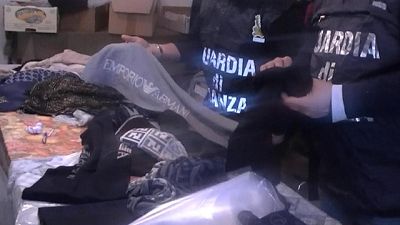 Capi in seta erano acrilico, sequestrati Capi in seta erano acrilico, sequestrati