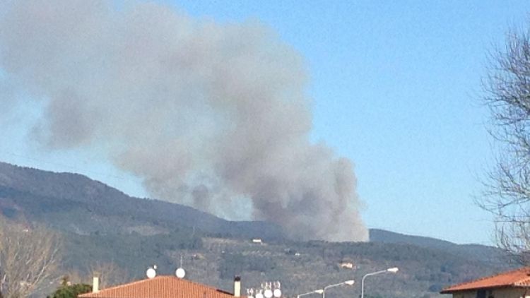 Incendi: fiamme sul Serra nel Pisano