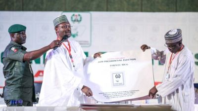 Nigeria: course serrée entre les deux prétendants à la présidence