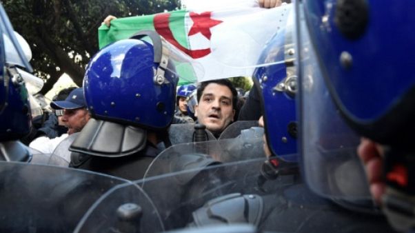 Algérie: le Premier ministre renvoie les manifestants vers les urnes Algérie: le Premier ministre renvoie les manifestants vers les urnes