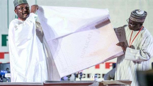 Présidentielle au Nigeria: les résultats commencent à tomber, l'opposition crie à la "manipulation" Présidentielle au Nigeria: les résultats commencent à tomber, l'opposition crie à la "manipulation"