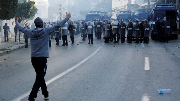 اضطرابات الشوارع تكسر محظورا في الجزائر: الحديث في السياسة