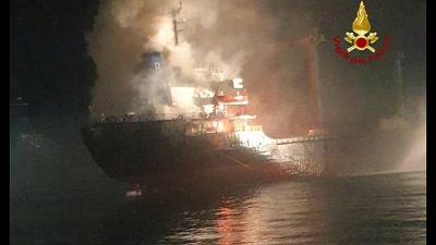 Fiamme su nave cargo al largo Chioggia Fiamme su nave cargo al largo Chioggia