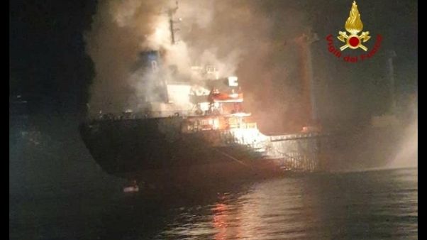 Fiamme su nave cargo al largo Chioggia Fiamme su nave cargo al largo Chioggia