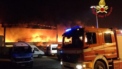 Rogo di rifiuti a Milano, 15 arresti Rogo di rifiuti a Milano, 15 arresti