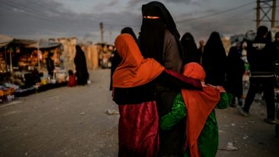 Au camp d'Al-Hol, des femmes jihadistes taiseuses et sous tension