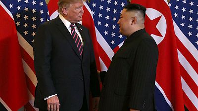ترامب يلتقي كيم في مستهل القمة الثانية