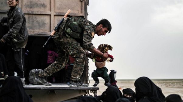 En Syrie, nouvelles évacuations de l'ultime poche de l'EI En Syrie, nouvelles évacuations de l'ultime poche de l'EI