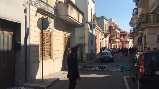 Cade impalcatura, muore operaio 56enne Cade impalcatura, muore operaio 56enne