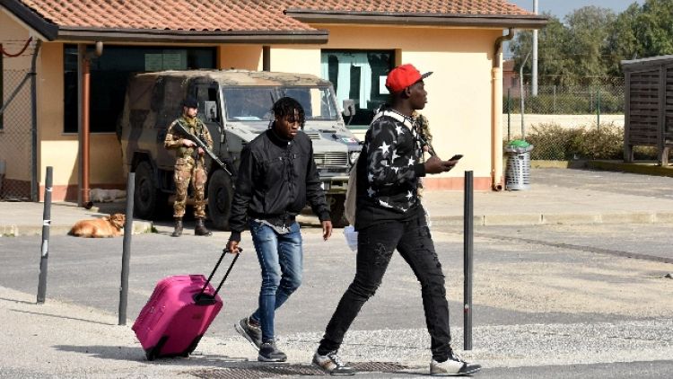 Migranti: 'salviamo il Pineto United'