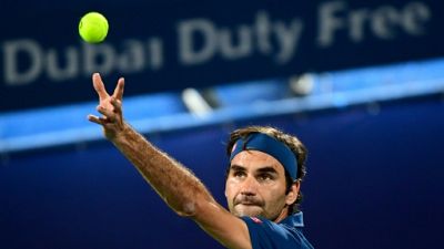 Tennis: Federer lâche un set mais passe en quarts à Dubaï