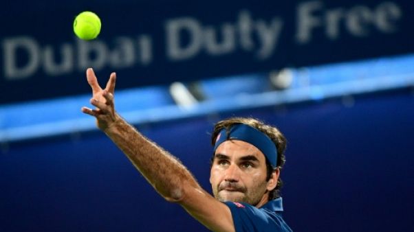 Tennis: Federer lâche un set mais passe en quarts à Dubaï Tennis: Federer lâche un set mais passe en quarts à Dubaï