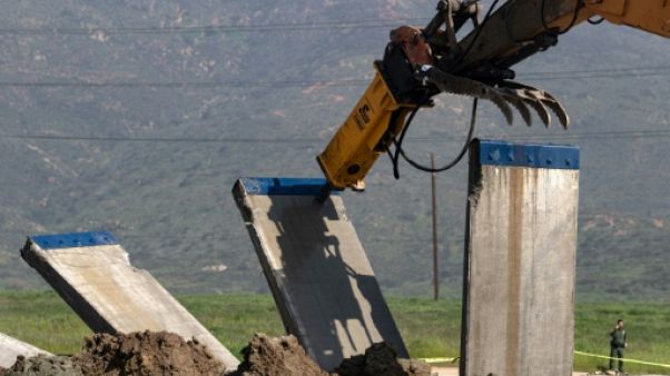 Les Etats-Unis détruisent des prototypes de mur à la frontière mexicaine Les Etats-Unis détruisent des prototypes de mur à la frontière mexicaine