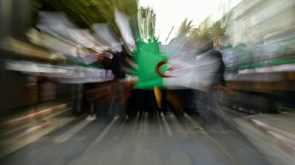 Sit-in contre "la censure" en Algérie: une dizaine de journalistes arrêtés à Alger (AFP) Sit-in contre "la censure" en Algérie: une dizaine de journalistes arrêtés à Alger (AFP)