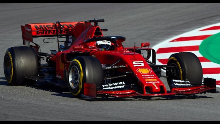 Ferrari, Vettel fuori per danno cerchio