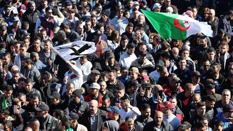 الشرطة الجزائرية تفرق صحفيين يحتجون في العاصمة