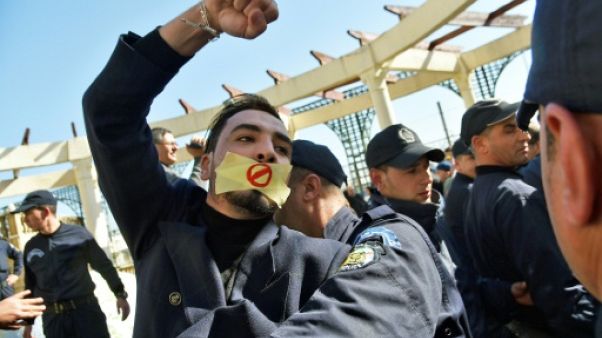 Des journalistes arrêtés en Algérie lors d'un rassemblement contre la censure Des journalistes arrêtés en Algérie lors d'un rassemblement contre la censure