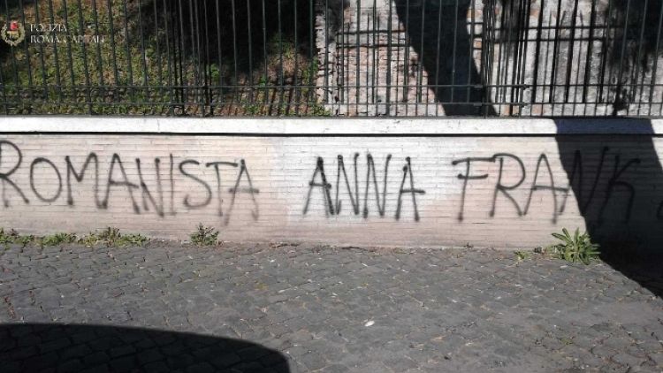 "Romanista Anna Frank", scritta a Roma