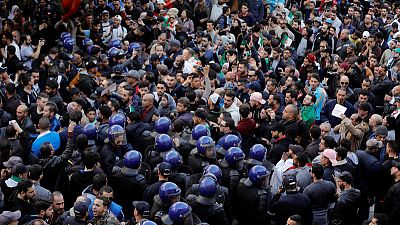 عشرات الآلاف من الجزائريين يدعون بوتفليقة للتنحي