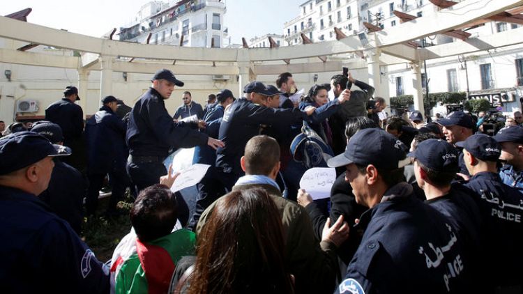الشرطة الجزائرية تطلق الغاز المسيل للدموع لتفريق محتجين في العاصمة