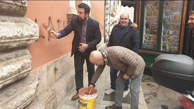 C-s cancella scritta contro sindaco Lega C-s cancella scritta contro sindaco Lega