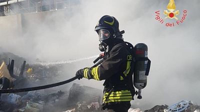 Ripresi incendi rifiuti a Lamezia Terme Ripresi incendi rifiuti a Lamezia Terme
