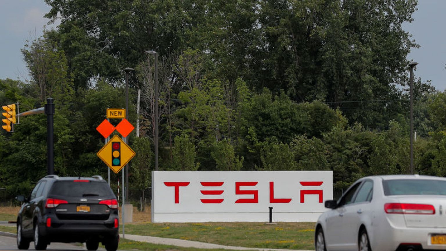 Tesla's store-shuttering strategy may pull the rug out of solar