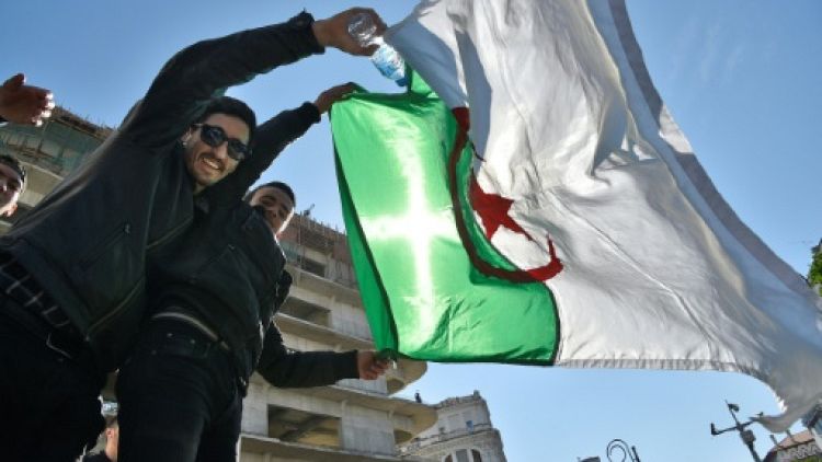 Algérie: journée cruciale pour la présidentielle après les manifestations massives