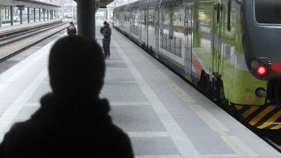 Scende al volo da treno, multato Scende al volo da treno, multato