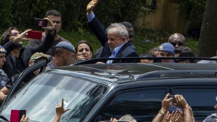 Brésil: Lula acclamé par ses sympathisants aux obsèques de son petit-fils